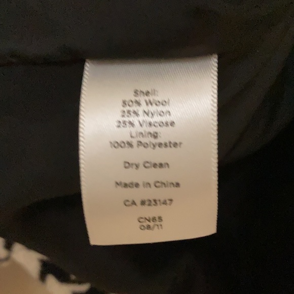 Houndstooth coat. So many ways to wear this coat collar wise. Zipper/ pockets - Picture 6 of 7